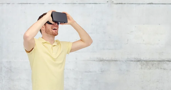 Hombre feliz en auriculares de realidad virtual o gafas 3d —  Fotos de Stock