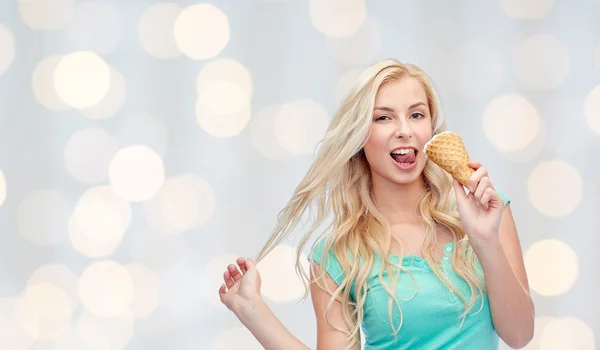 Felice giovane donna in occhiali da sole mangiare gelato — Foto Stock