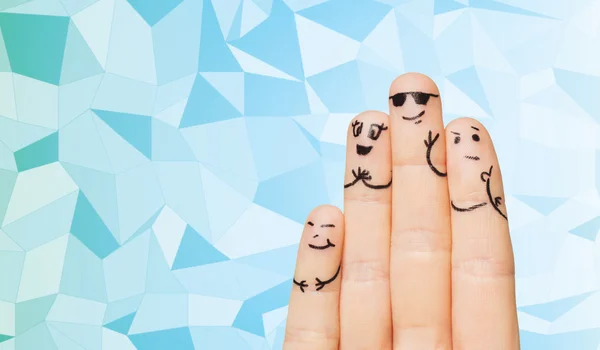 Närbild på fyra fingrar familj med leende ansikten — Stockfoto