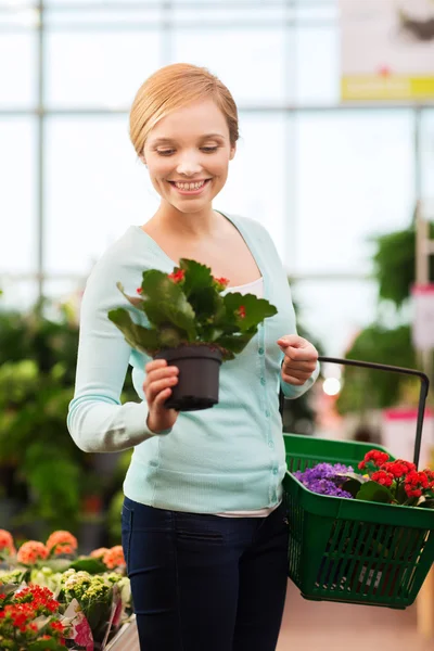 Alışveriş sepeti çiçek seçimi ile mutlu kadın — Stok fotoğraf