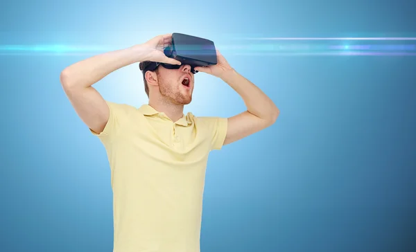 Homem feliz no fone de ouvido realidade virtual ou óculos 3d — Fotografia de Stock