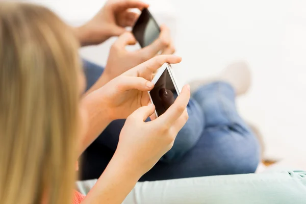 Primer plano de la mujer mensajes de texto en los teléfonos inteligentes — Foto de Stock