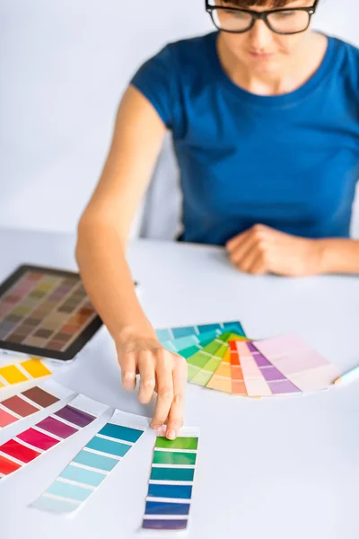 Frau arbeitet mit Farbmustern zur Auswahl — Stockfoto