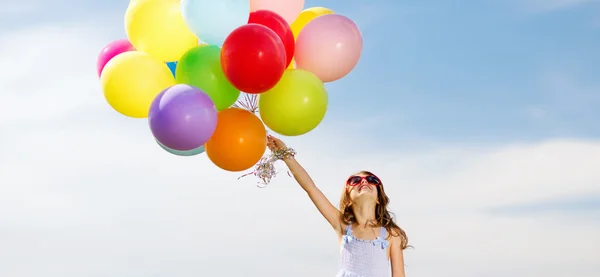 Menina feliz com balões coloridos — Fotografia de Stock