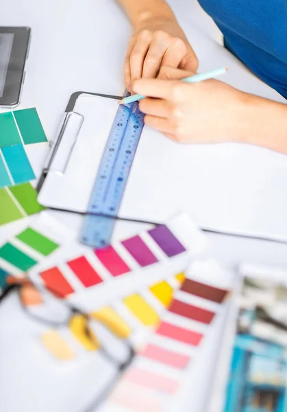 Mujer que trabaja con muestras de color para la selección — Foto de Stock