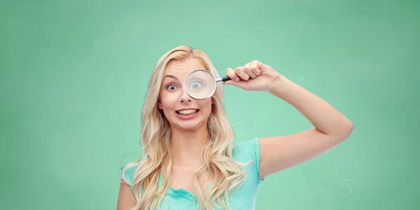 Feliz joven con lupa — Foto de Stock