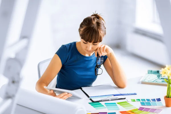 Femme travaillant avec des échantillons de couleur pour la sélection — Photo