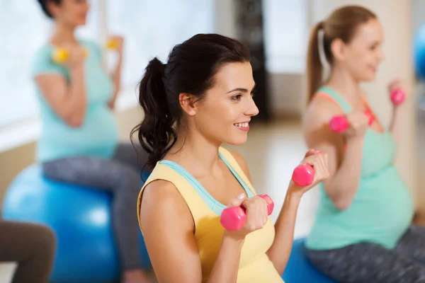 Glada gravida kvinnor utövar på fitball i gym — Stockfoto