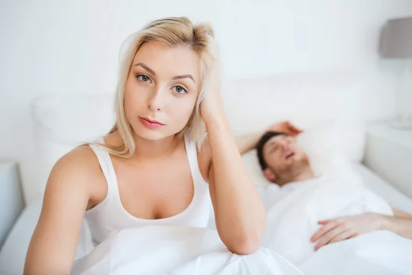 Wakker vrouw hebben van slapeloosheid in bed — Stockfoto