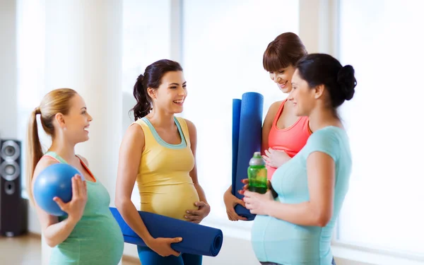 Grupo de mujeres embarazadas felices hablando en el gimnasio — Foto de Stock