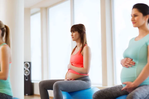Šťastné těhotné ženy na fitball v tělocvičně — Stock fotografie