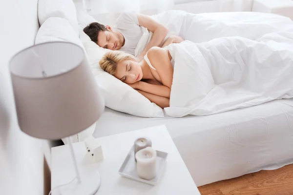 Glückliches Paar schläft zu Hause im Bett — Stockfoto