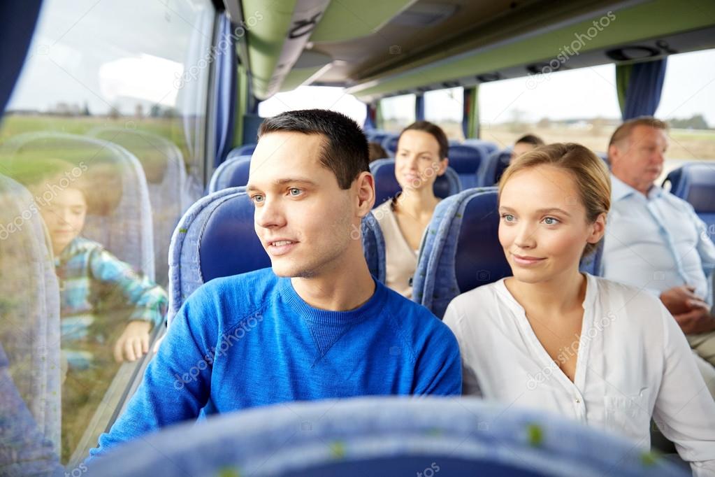 Автобус турист. Люди в экскурсионном автобусе. Счастливый пассажир автобуса. Поездка в автобусе фф. Туристы в общественном транспорте.