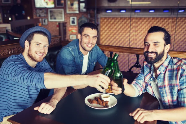 Šťastné kamarády pít pivo na bar či hospodu — Stock fotografie