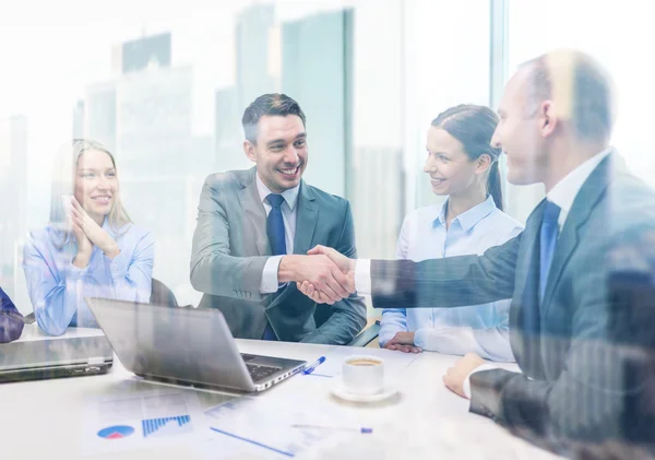 Two businessman shaking hands in office — Stock Photo, Image