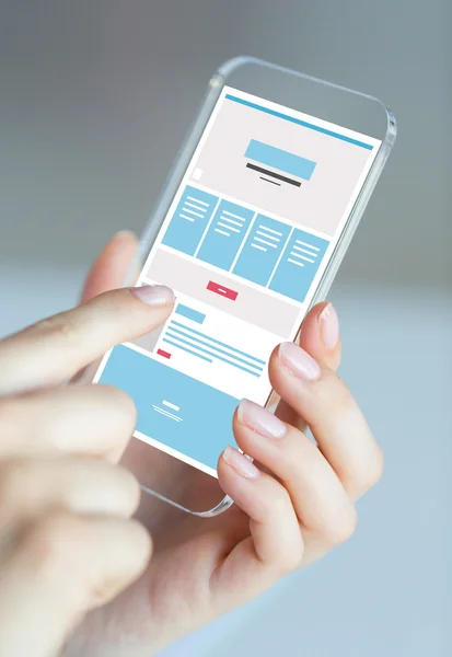 Detailní záběr rukou s web design na smartphone — Stock fotografie