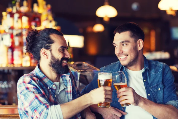 幸せの男性の友人でビールを飲みながらバーやパブ — ストック写真