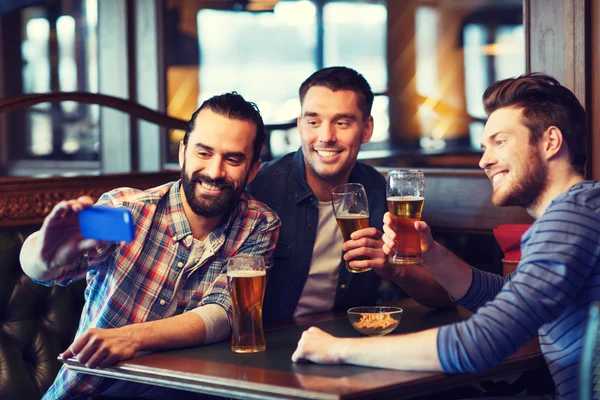 Freunde machen Selfie und trinken Bier an Bar — Stockfoto