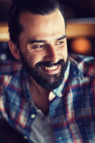 Szczęśliwy młody człowiek z broda i wąsy — Zdjęcie stockowe