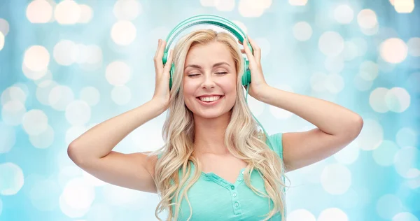 Jeune femme heureuse ou adolescente avec écouteurs — Photo