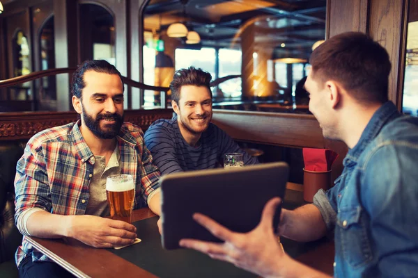 Amici maschi con tablet pc bere birra al bar — Foto Stock