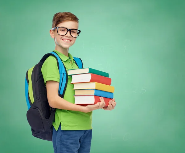 Счастливый студенческий мальчик со школьным портфелем и книгами — стоковое фото