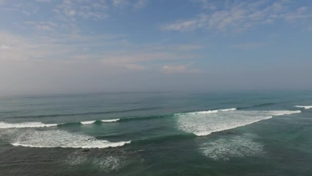 Море или океан волны и голубое небо — стоковое видео