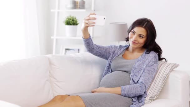 Mulher grávida tomando selfy por smartphone em casa — Vídeo de Stock