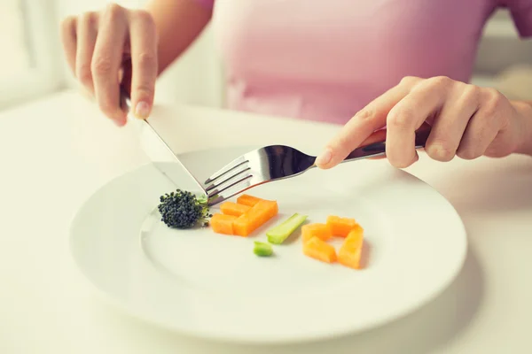 Nahaufnahme von Frauenhänden, die Gemüse essen — Stockfoto