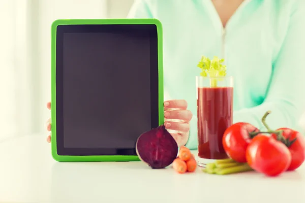 Закрыть женщину с планшетным компьютером и овощами — стоковое фото