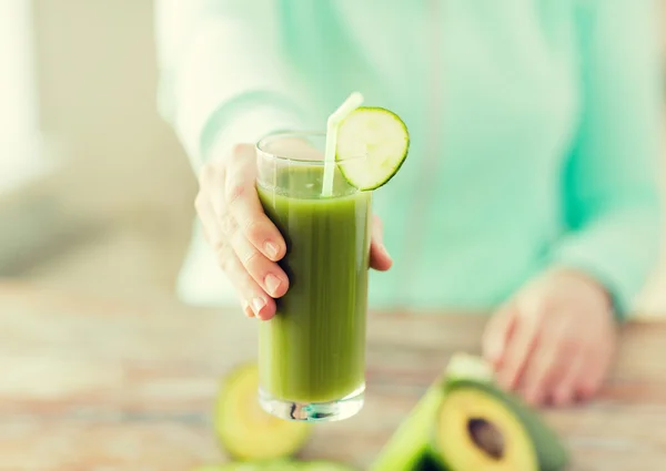 Primer plano de las manos de la mujer con jugo y verduras — Foto de Stock