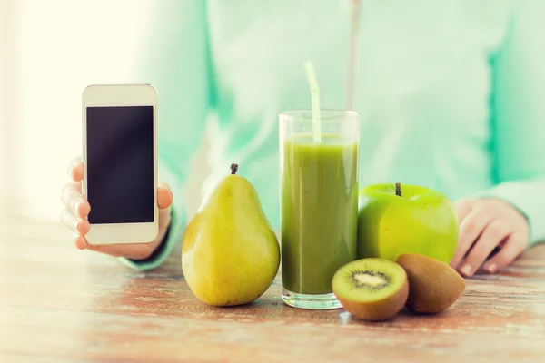 Close up of woman hands smartphone and fruit juice — Stock Photo, Image