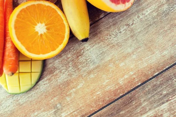 Primo piano di frutta fresca e succosa sul tavolo — Foto Stock