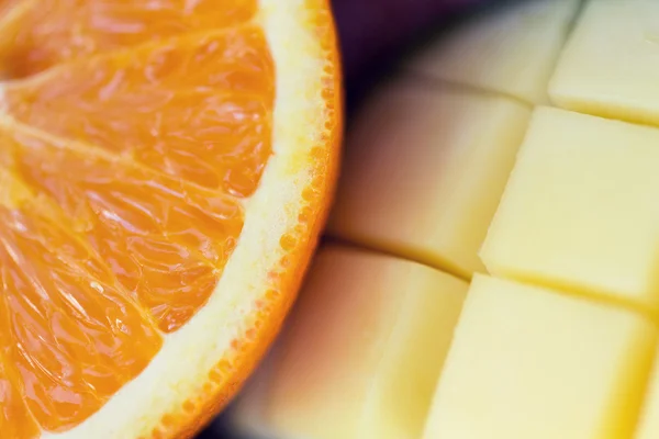 Close up de laranja suculenta fresca e fatias de manga — Fotografia de Stock