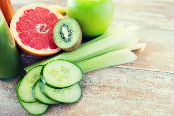 Primo piano di frutta e verdura mature sul tavolo — Foto Stock