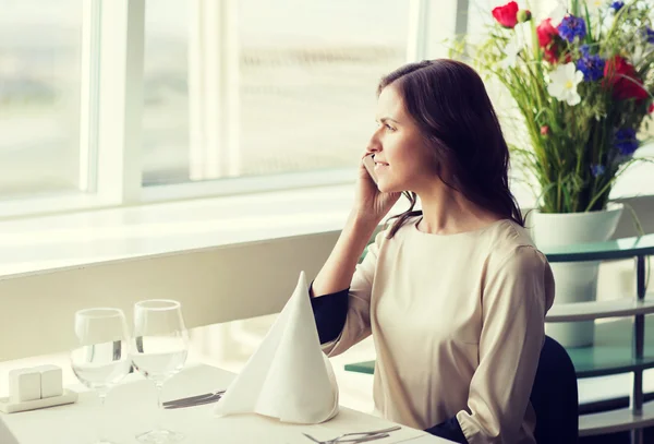 Šťastná žena volá na smartphonu v restauraci — Stock fotografie