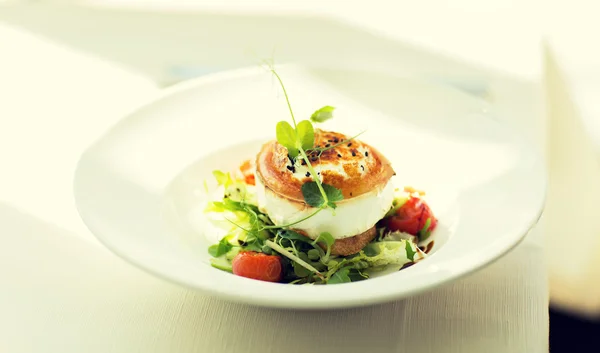 Close up of halloumi cheese salad at restaurant — Stock Photo, Image