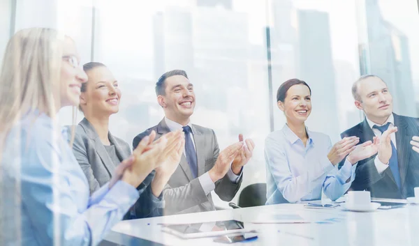 Business team with laptop clapping hands — Stock Photo, Image