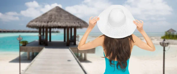从海滩上的回来的泳装和太阳帽子的女人 — 图库照片