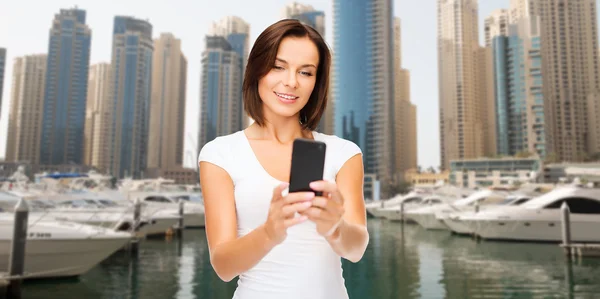 Kadın selfie smartphone tarafından dubai şehri ele alıyor. — Stok fotoğraf