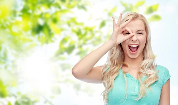 Mujer joven haciendo gesto de la mano ok — Foto de Stock