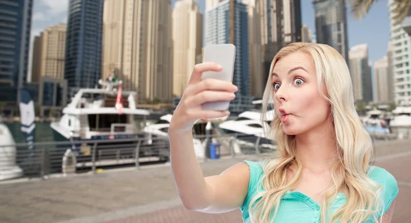 Divertida joven mujer tomando selfie con teléfono inteligente —  Fotos de Stock