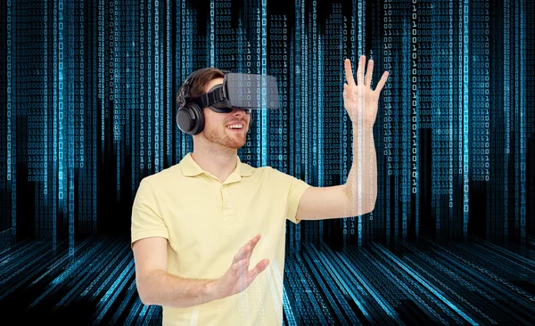 Lycklig man i virtuell verklighet headset eller 3d-glasögon — Stockfoto