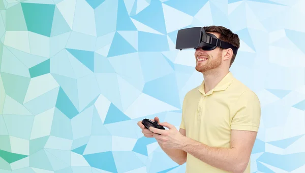 Gelukkig man in virtual reality headset met gamepad — Stockfoto