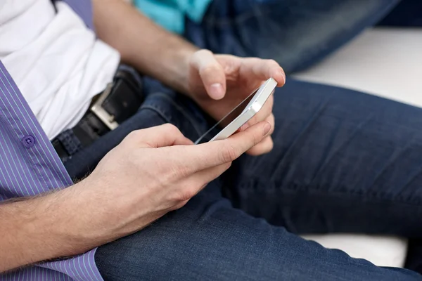 Primer plano de manos masculinas con mensajes de texto de teléfonos inteligentes — Foto de Stock