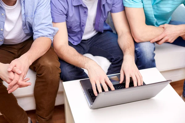 Primer plano de amigos masculinos con el ordenador portátil en casa — Foto de Stock