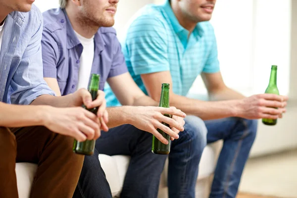 Happy male friends with beer watching tv at home — Stock Photo, Image