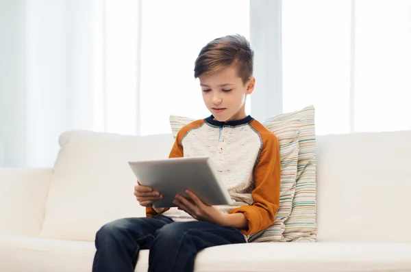 Menino com computador tablet em casa — Fotografia de Stock