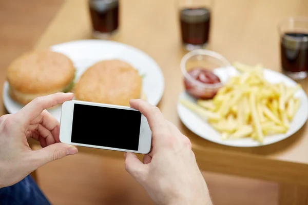 Zamknij się człowieka z smartphone zdjęciowej żywności — Zdjęcie stockowe