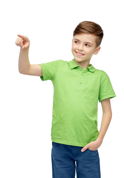Yeşil polo tişört işaret parmağı kadar mutlu çocuk — Stok fotoğraf